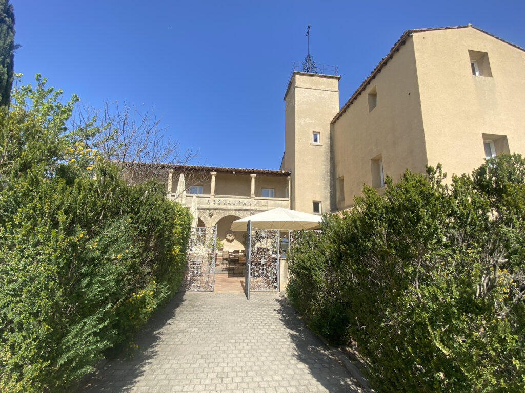 Salle de réception du Mas de Saporta, idéale pour séminaires, réceptions et anniversaires