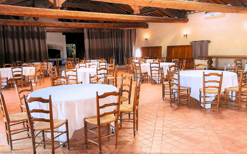 Vue alternative de la salle Le Cellier au Mas de Saporta, préparée pour une réception