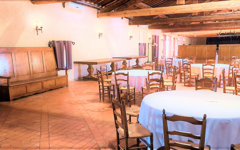 Ambiance chaleureuse dans la salle Le Cellier du Mas de Saporta lors d’une réception