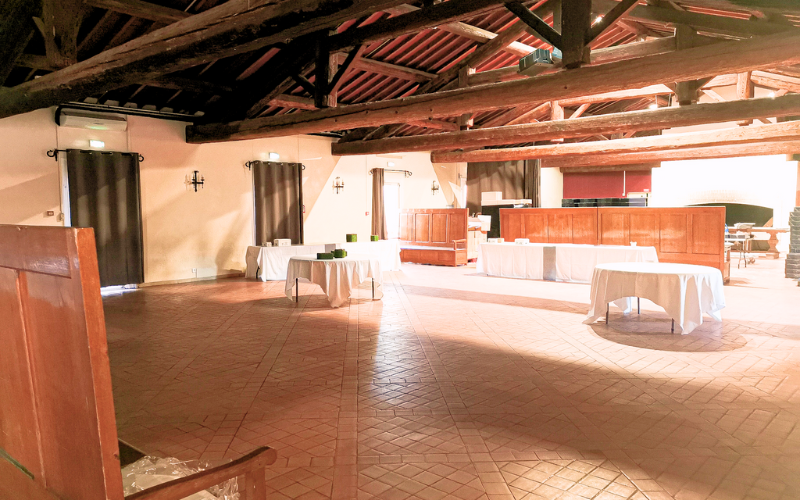 Détail de la salle Le Cellier au Mas de Saporta, entre tradition et élégance