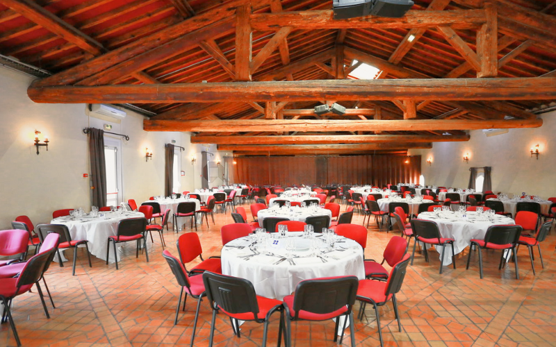 Salle Le Cellier au Mas de Saporta – espace de réception chaleureux et authentique