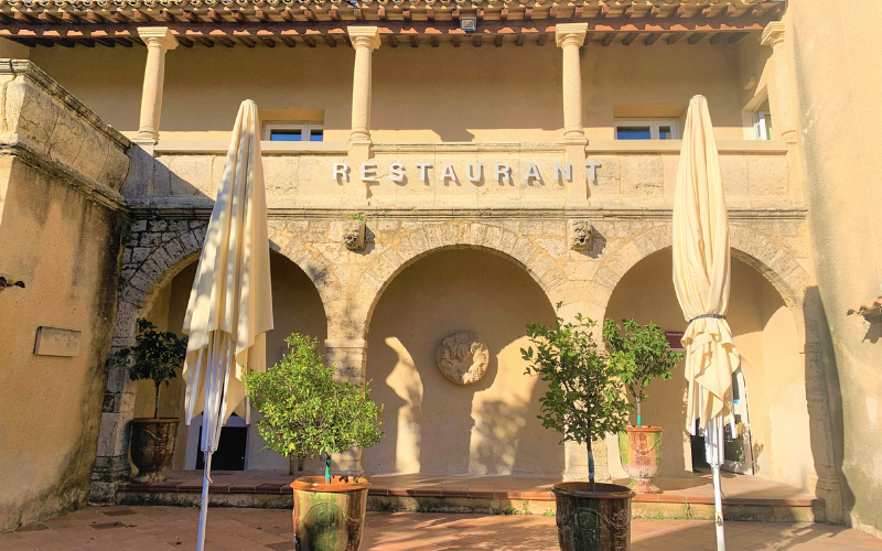 Location de la terrasse du restaurant Mas de Saporta pour événements en plein air