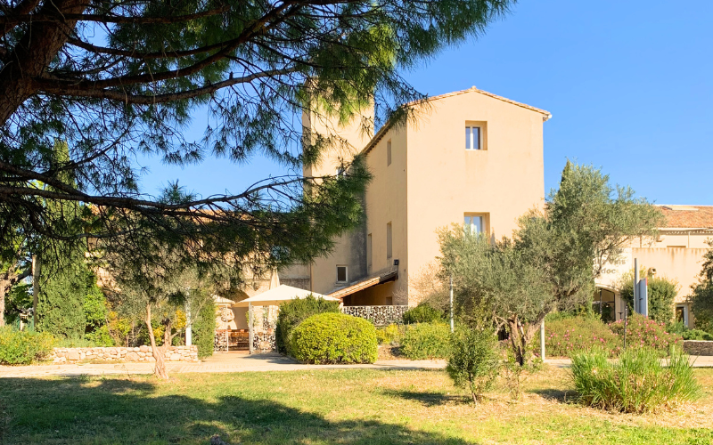 Privatisation du jardin du restaurant Mas de Saporta pour un mariage en plein air