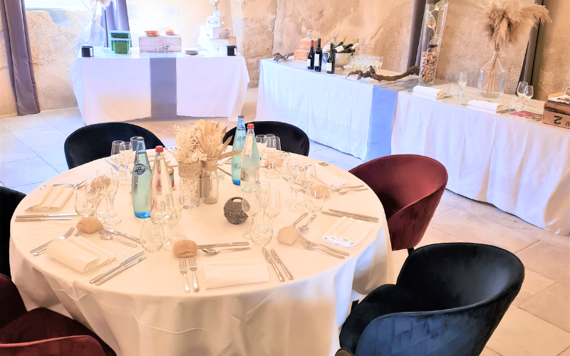 Célébration d’un anniversaire dans la salle Rabelais du restaurant Mas de Saporta