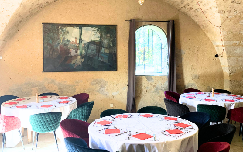 Repas servi dans la salle Rabelais du restaurant Mas de Saporta