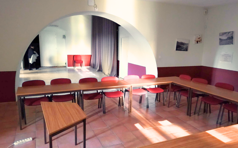 Réunion professionnelle dans une salle de séminaire au Mas de Saporta, cadre typique du terroir